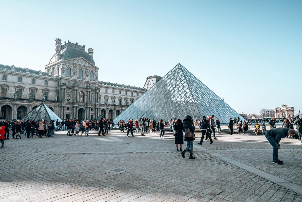 Paris - Young Wayfarer - Louvre