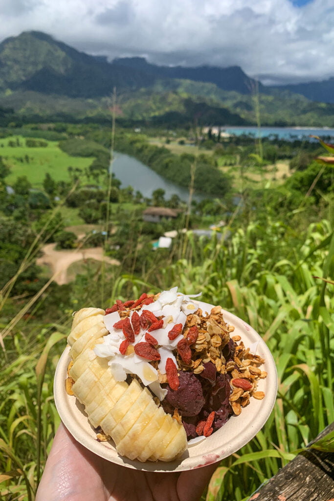 Acai bowl in Hawaii - Young Wayfarer